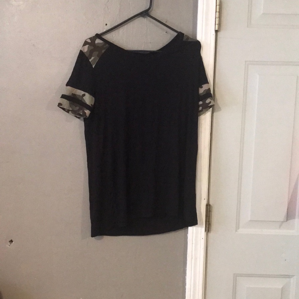I am selling a large lularoe T-shirt, it’s black n camo on the back